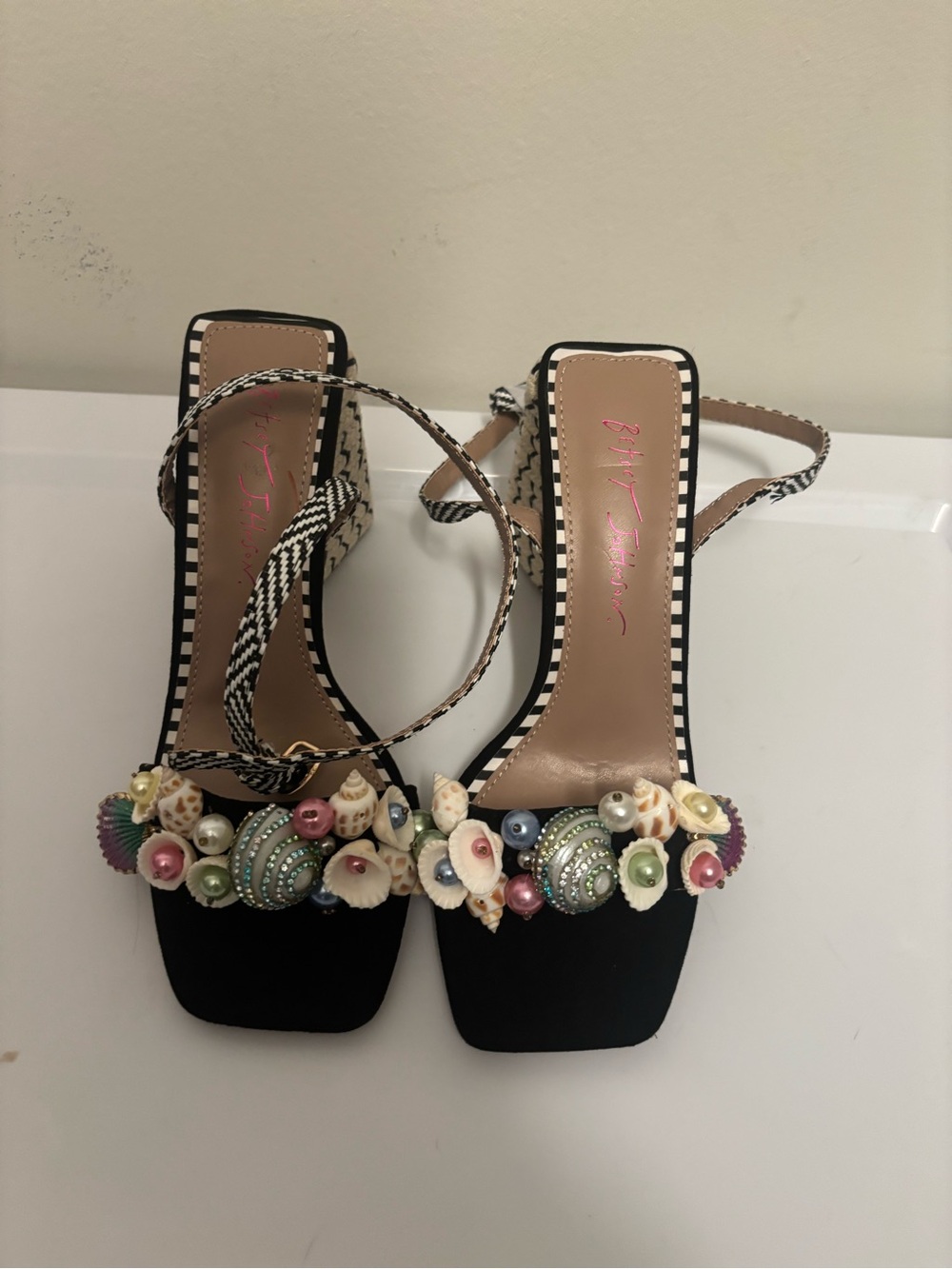 Betsey Johnson Women’s Anckor Heeled Seashell Sandal size 7 1/2 - Picture 2 of 8